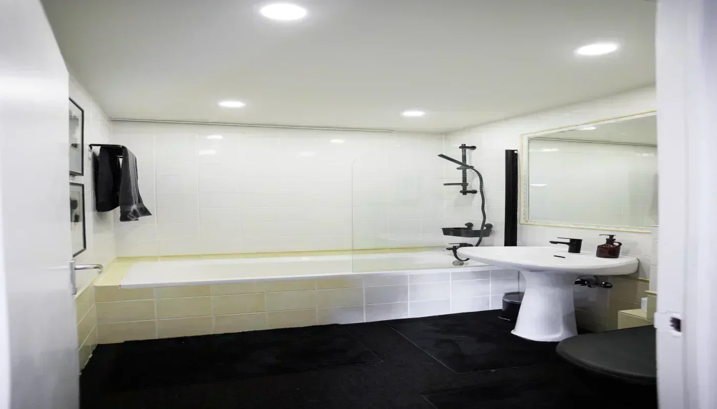 3confederes-bathroom