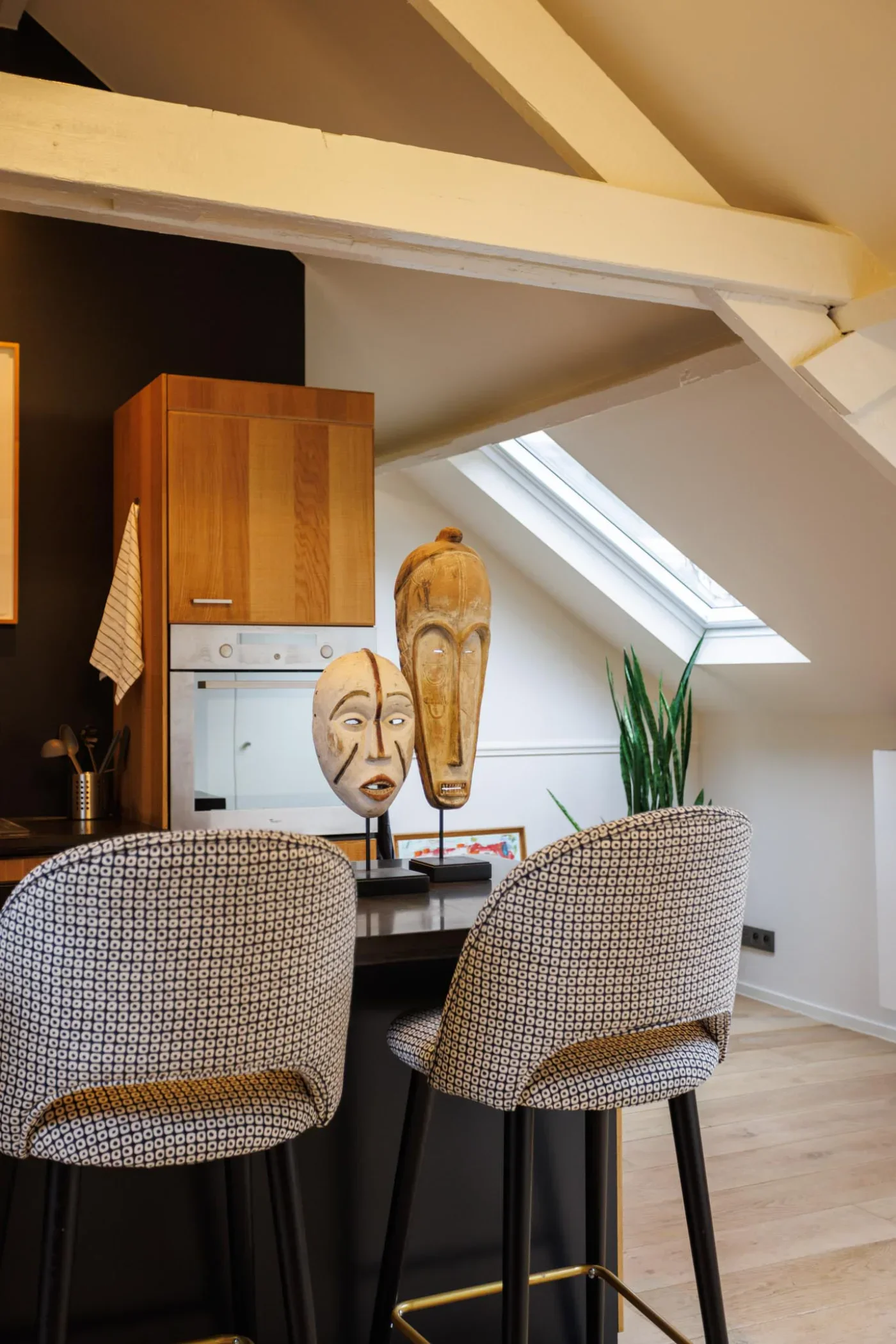 Loft-kitchen-statue
