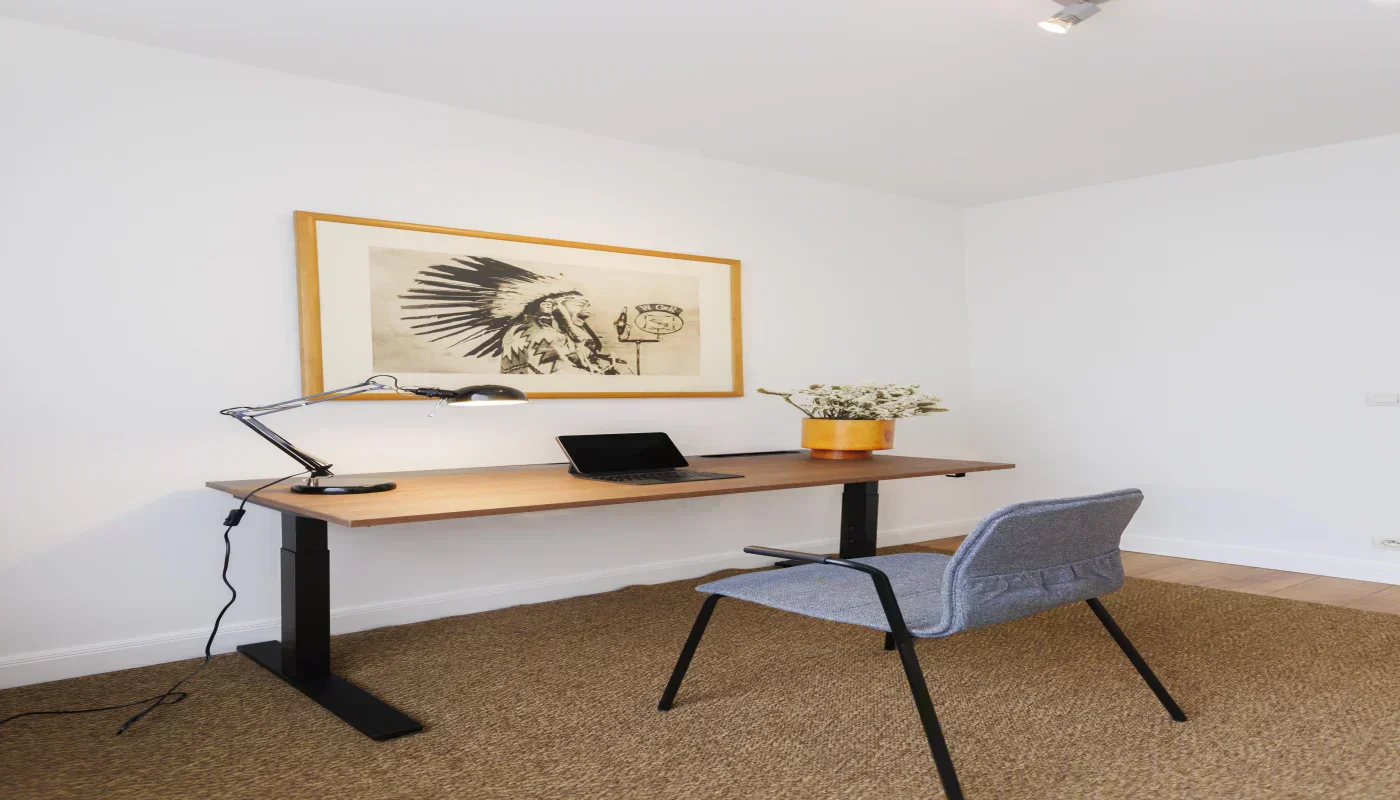 Rue-haute-desk-left