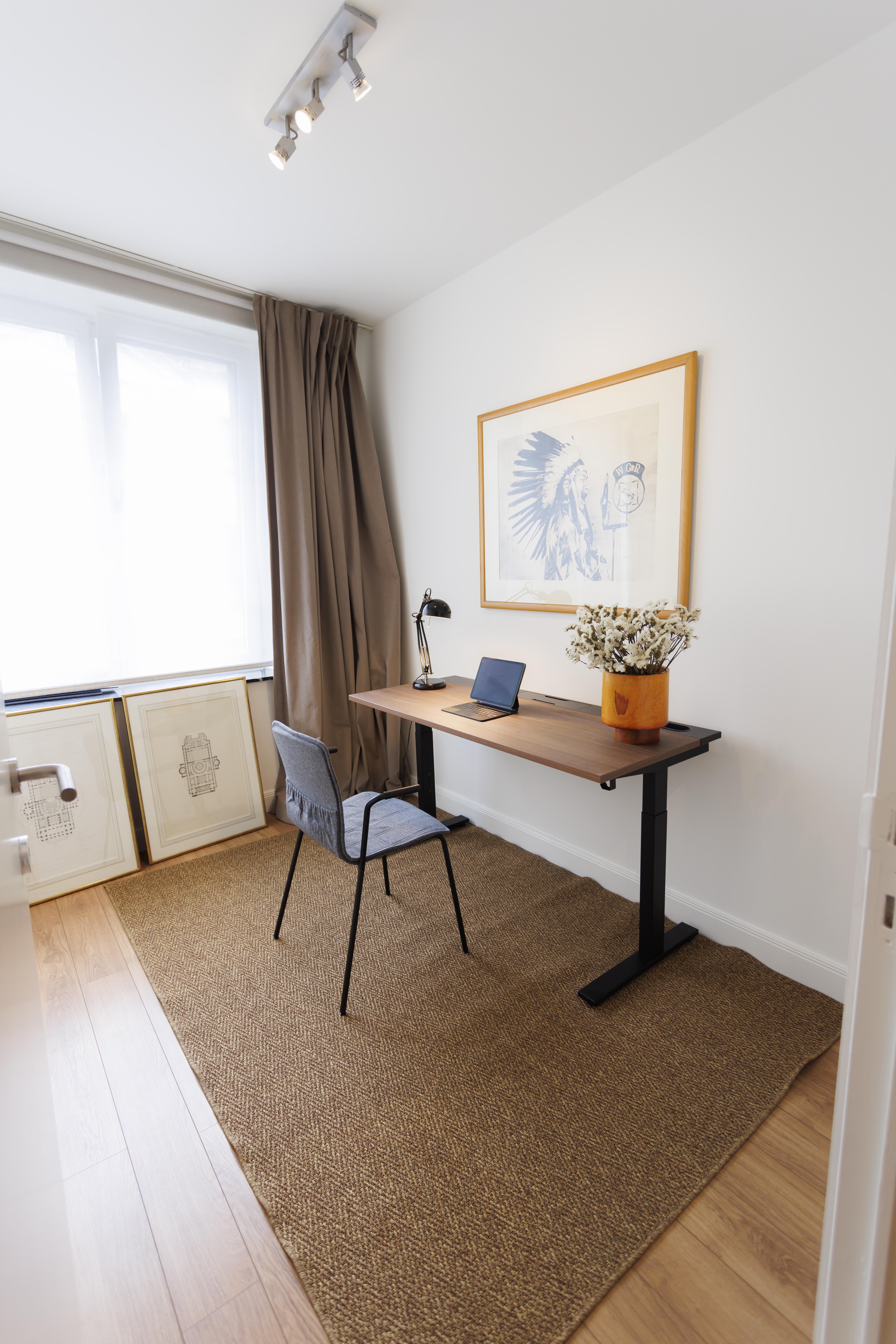 Rue-haute-desk-right