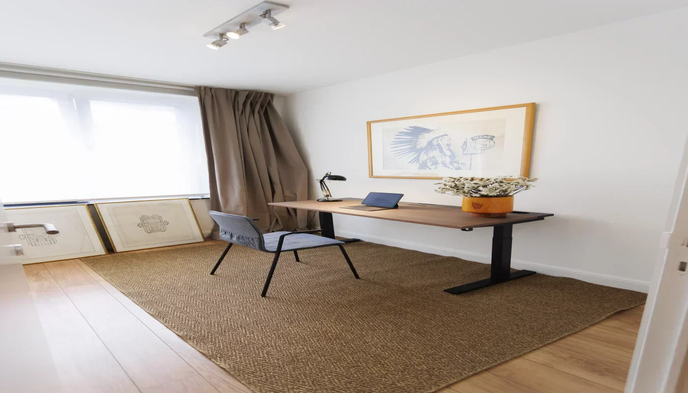 Rue-haute-desk-right
